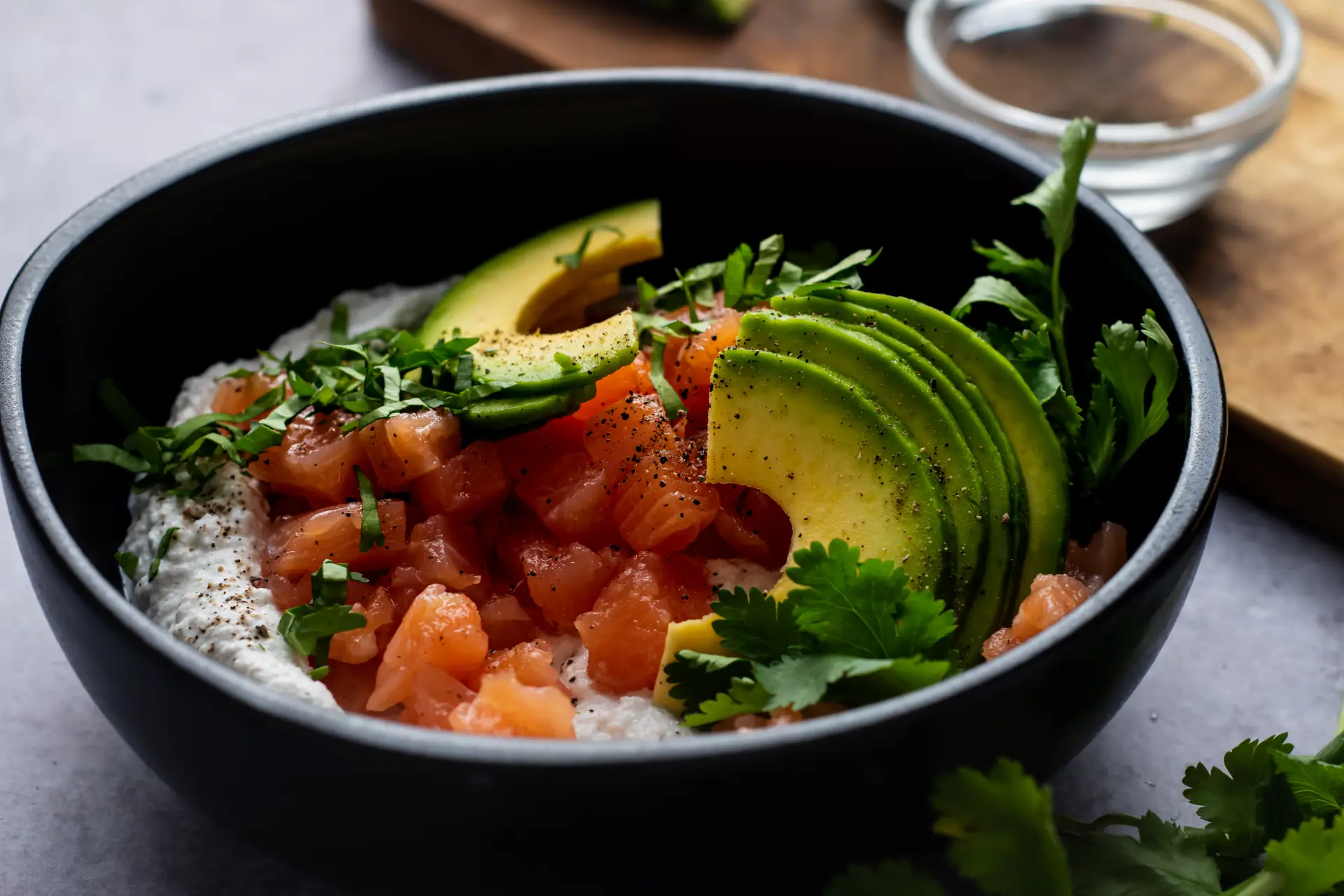 Geräucherter Wildlachs, Avocado und Hüttenkäse, angerichtet in einer Schale